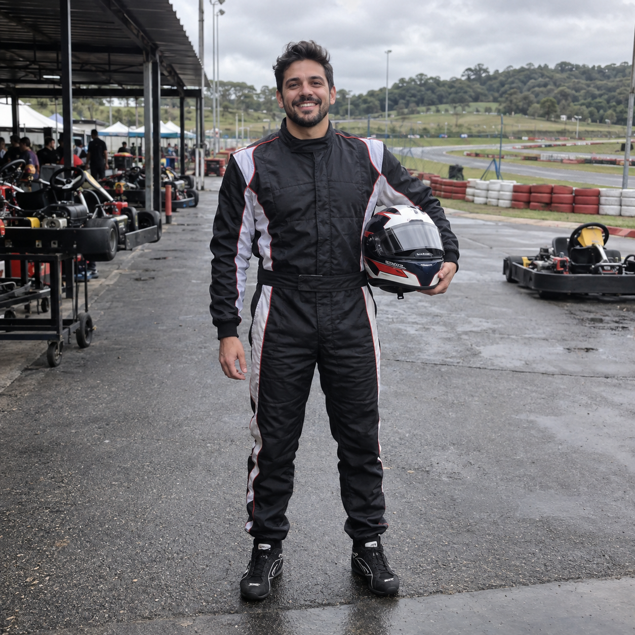 Bruno Lima em pé no paddock segurando o capacete